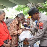 Peduli Korban Bencana, Kapolda NTT Bagi Bingkisan Bantuan