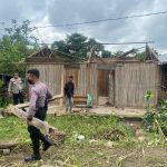 Angin Kencang Terbangkan Atap Rumah Nenek 82 Tahun