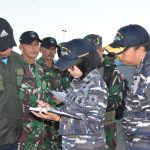 Pengecekkan Pasukan sebelum menaiki KRI Banjarmasin 592 