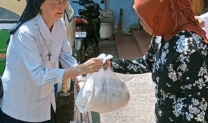 Berbagi Kasih, Gereja Sta. Maria Diangkat Ke Surga Bagi Sembako Buat Anak Jalanan