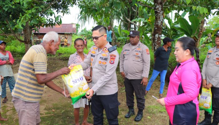 Wujudkan Polri Untuk Masyarakat, Kapolres Tual Beri Beras untuk Warga Tak Mampu