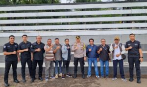 Sejumlah media terbangun bersama Kabid humas Polda NTTm usai apel gelar paukan di lapangan Polda