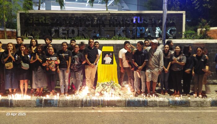 Seribu Lilin Untuk Paus Fransiskus dari OMK Katedral Kristus Raja Kupang