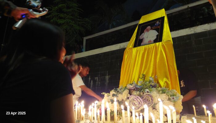 Ribuan Umat Katolik Kota Kupang Hadiri MIsa Requiem Bagi Paus Fransiskus
