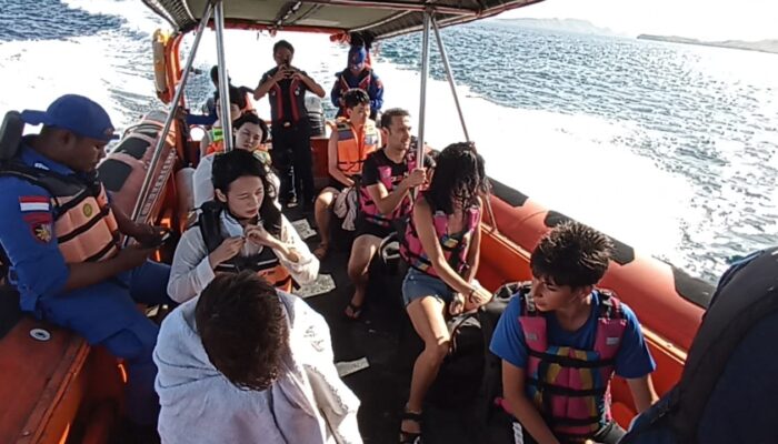 Kapal Wisata  Anging Mamiri Terbalik, 8 WNA Nyaris Jadi Korban