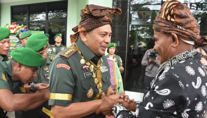 Digelari Naijuf Keneno Oleh Keluarga Raja Sonbay, Danrem 161 Wira Sakti Memulai Baktinya di NTT