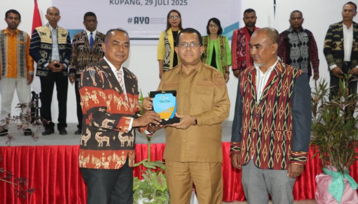 Melky Lakalena Kukuhkan Marcel Beding Ketuai Forum BUMDes Indonesia DPW NTT