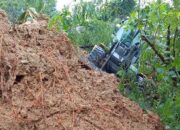 Tanah Longsor di Ambon, Timbun Alat Berat