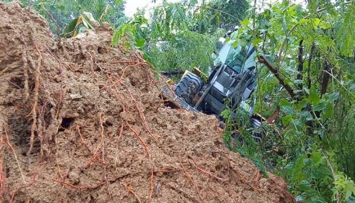Tanah Longsor di Ambon, Timbun Alat Berat