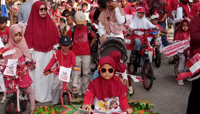 Karnaval Sepeda Hias Warga Desa Sukamantri Meriahkan HUT RI ke-80