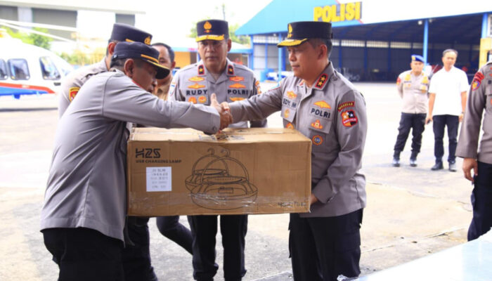 Peduli Korban Banjir di NTT, Polri Terbangkan Bantuan Kemanusiaan