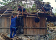 Bantu Renovasi Rumah Warga, Kapolsek Lobalain dan Personel Mencuri Simpati Kapolda NTT