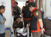 Kejari Flotim Geledah Kantor BKPSDMD, Ada Aroma Menyengat Korupsi