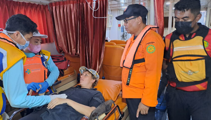 Sakit, Penumpang Kapal Yacht Escape Pod Dievakuasi Basarnas Kupang