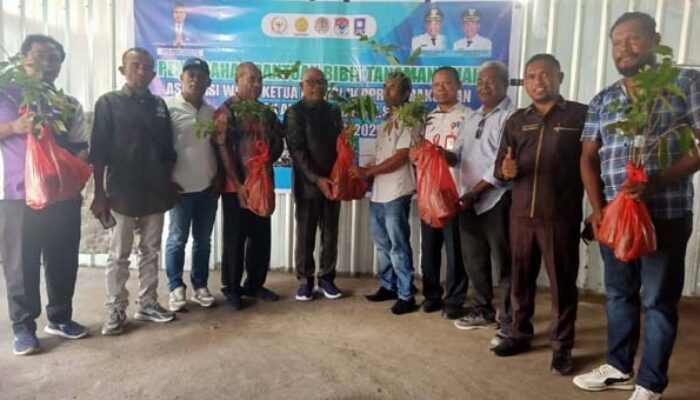 Dukung Kerja Petani dan Nelayan, Pemkab Lembata Serahkan Alat Tangkap Ikan  dan Bibit Buah Unggul