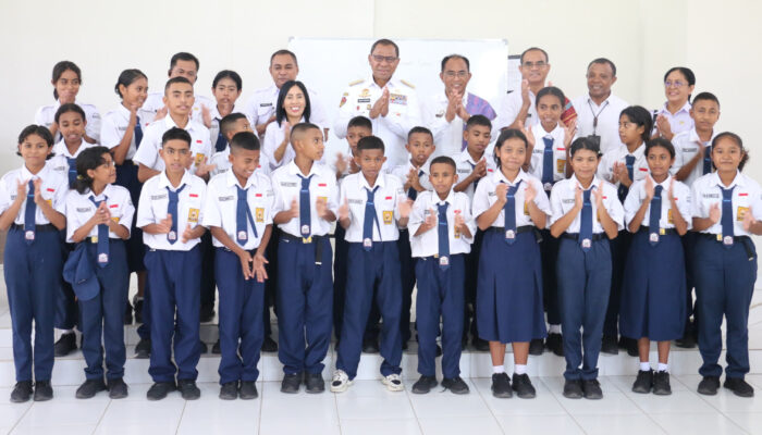 Sekolah Gratis, Wagub Johni Ajak Siswa SRMP 19 Kupang Hidup Disiplin dan Tekun Belajar