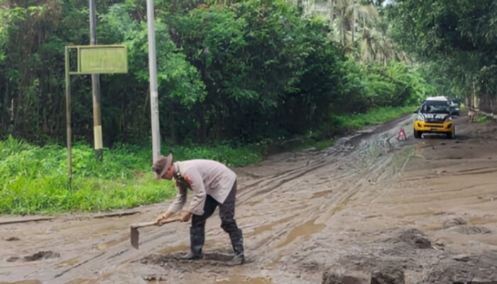 Jalan Lintas Flores Tertimbun Lahar Hujan, Kapolres Flotim Imbau Warga Waspada