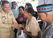Wagub NTT Serahkan 250 Paket Sembako Bagi Warga Redong