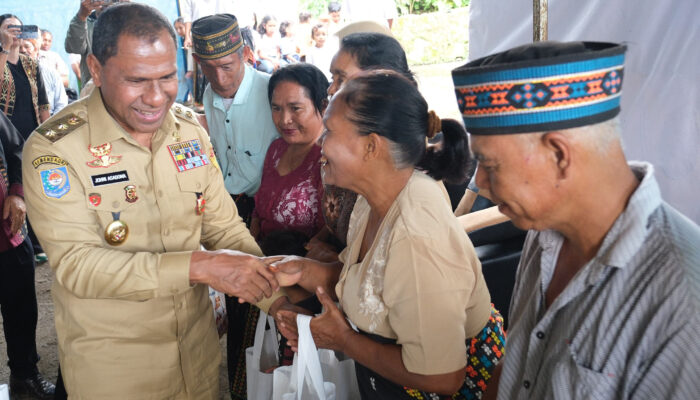 Wagub NTT Serahkan 250 Paket Sembako Bagi Warga Redong