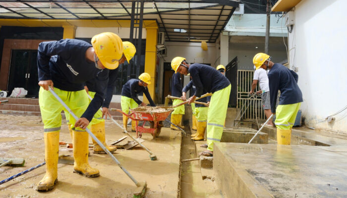 Terjun Langsung Lokasi Bencana, Direksi dan Relawan PLN Pastikan Pemulihan Fasilitas Umum di Aceh Tamiang