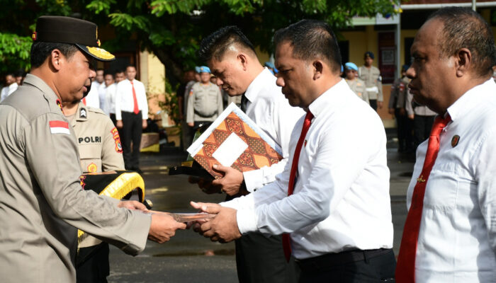 Ungkap Pembunuh Sebastian Bokol, 40 Personil Timsus Polda NTT Terima Penghargaan Kapolda