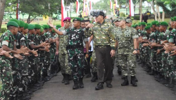 Kunjungi Markas Yon TP 877/ Biinmafo, Menhan Ingatkan Jaga Kehormatan TNI