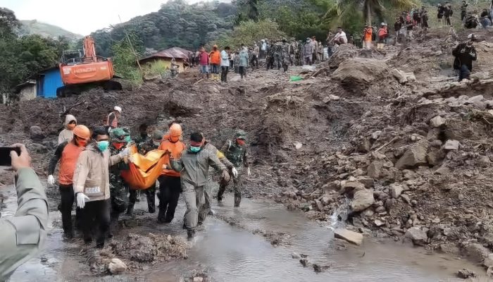 Empat Hari Tertimbun Longsor, Ibu Lusia Resen Ditemukan Tim SAR Gabungan