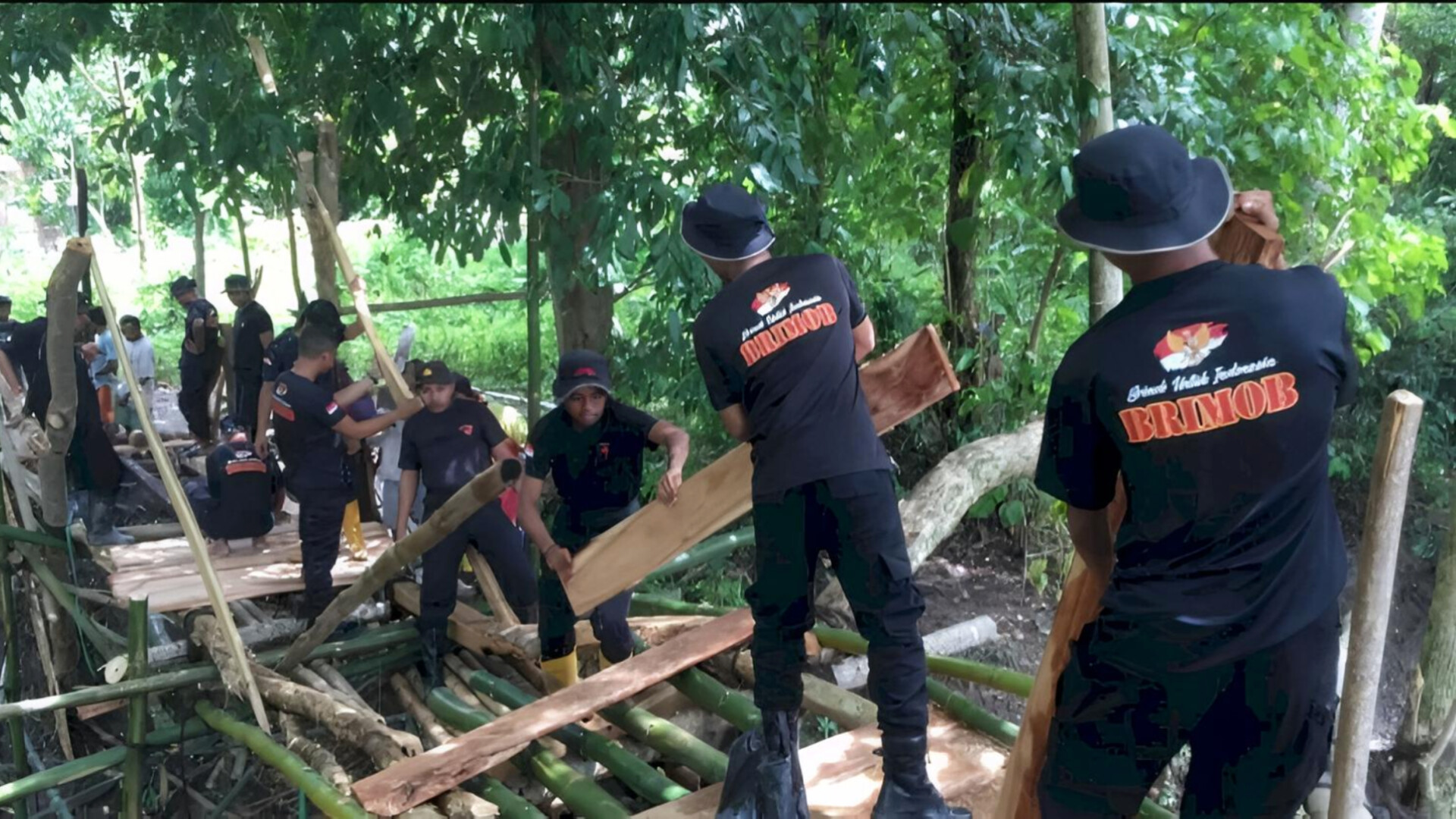 Peduli Keselamatan Anak Sekolah dan Aktifitas Warga, Brimob Bangun Jembatan di Mbarata