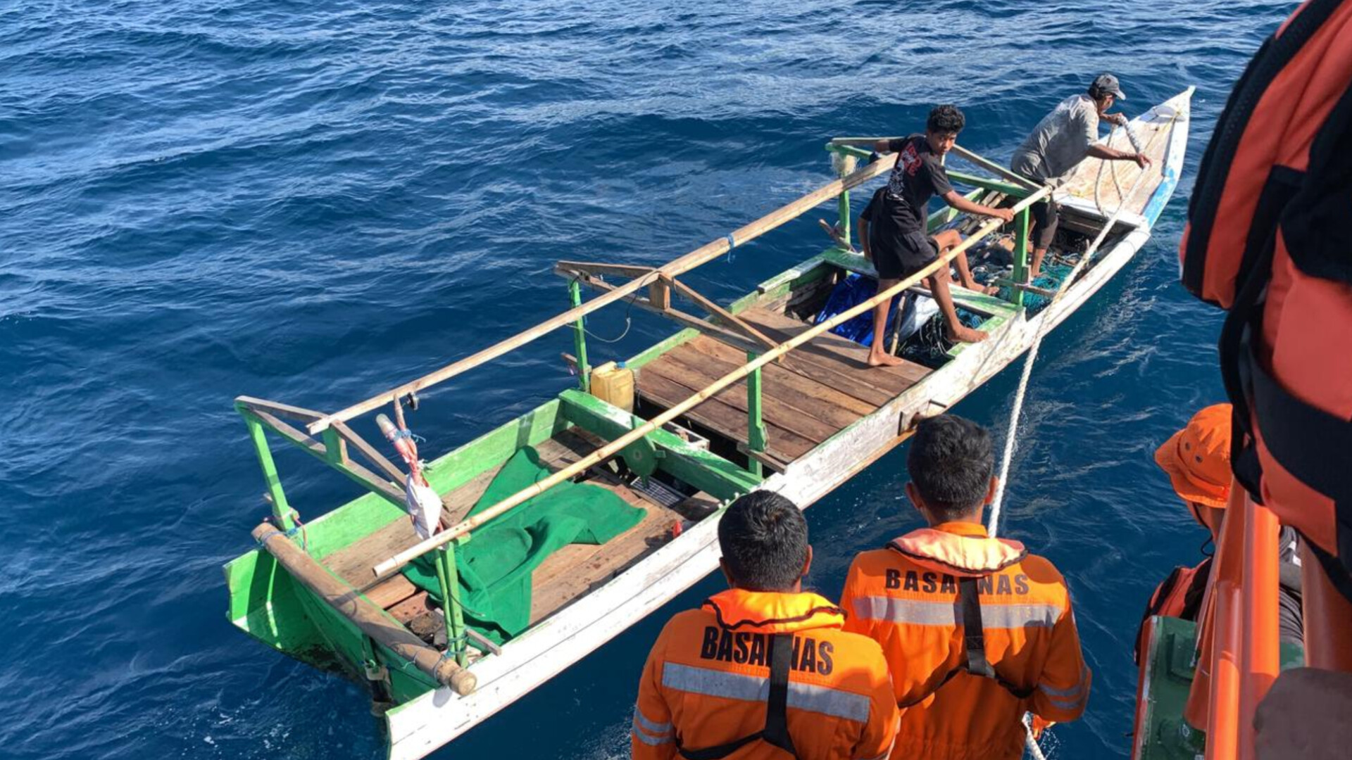 Basarnas Kupang Selamatkan Nelayan Rote Ndao yang Hanyut Akibat Perahu Mati Mesin