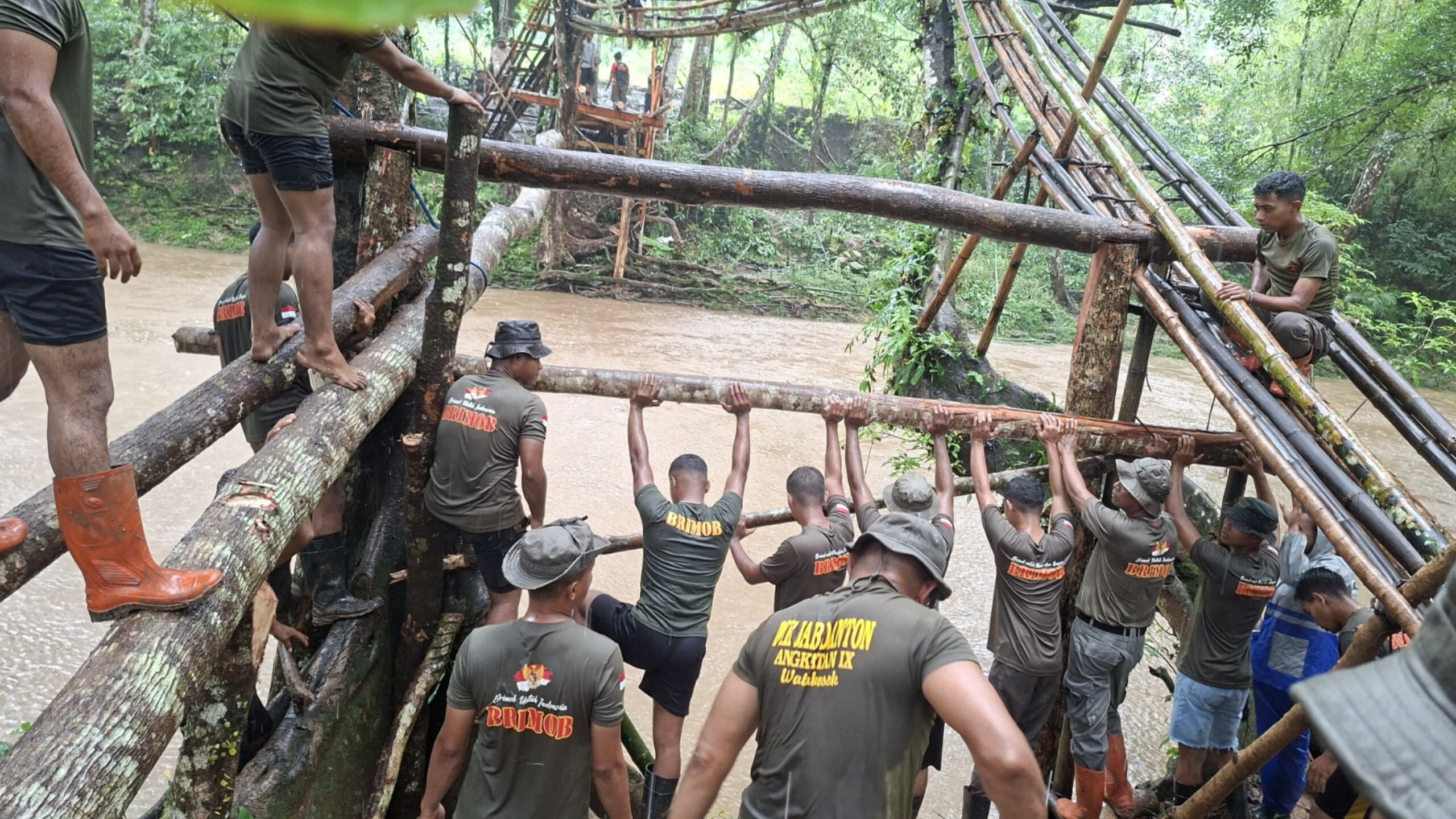 Peduli Masyarakat, Brimob NTT Bahu Membahu Membantu Warga Desa Dikira, Bangun Jembatan Darurat