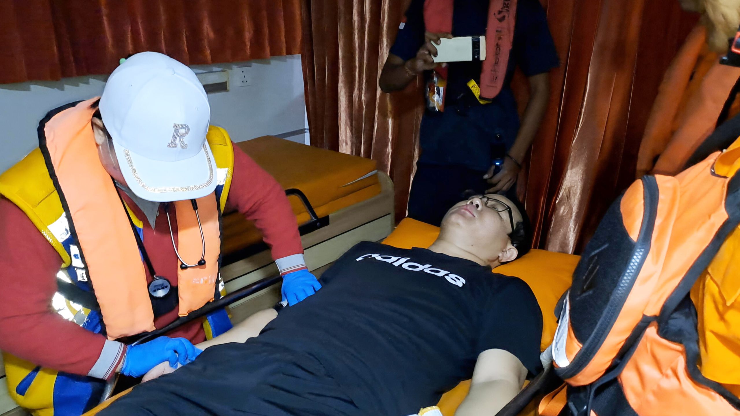 Nyeri Ginjal Akut, Tim SAR Evakuasi WN China dari Perairan Teluk Kupang