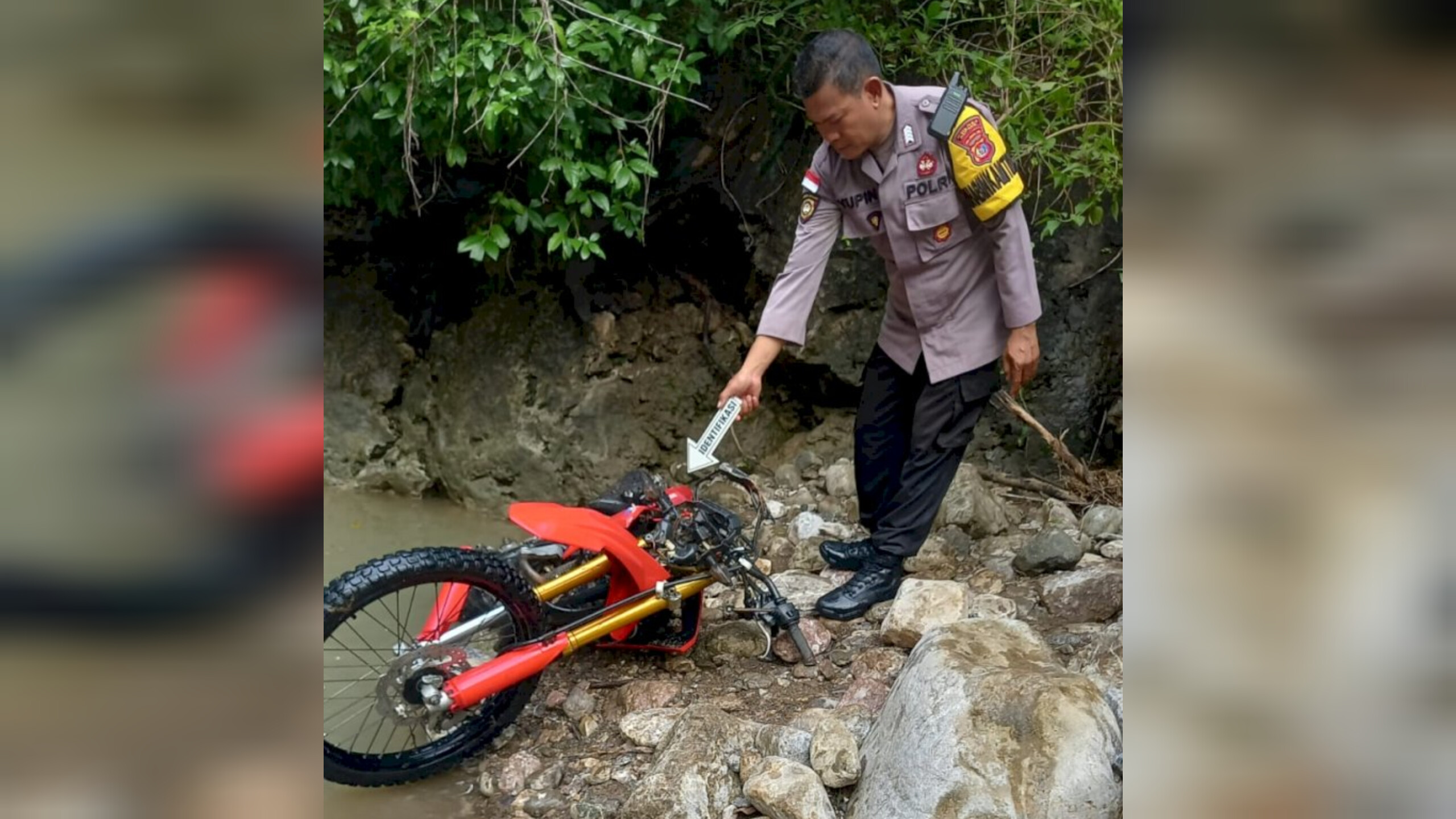 Nekat Terobos Banjir Untuk Mengunjungi Mertua, Pemotor Trail Tewas Terseret Air