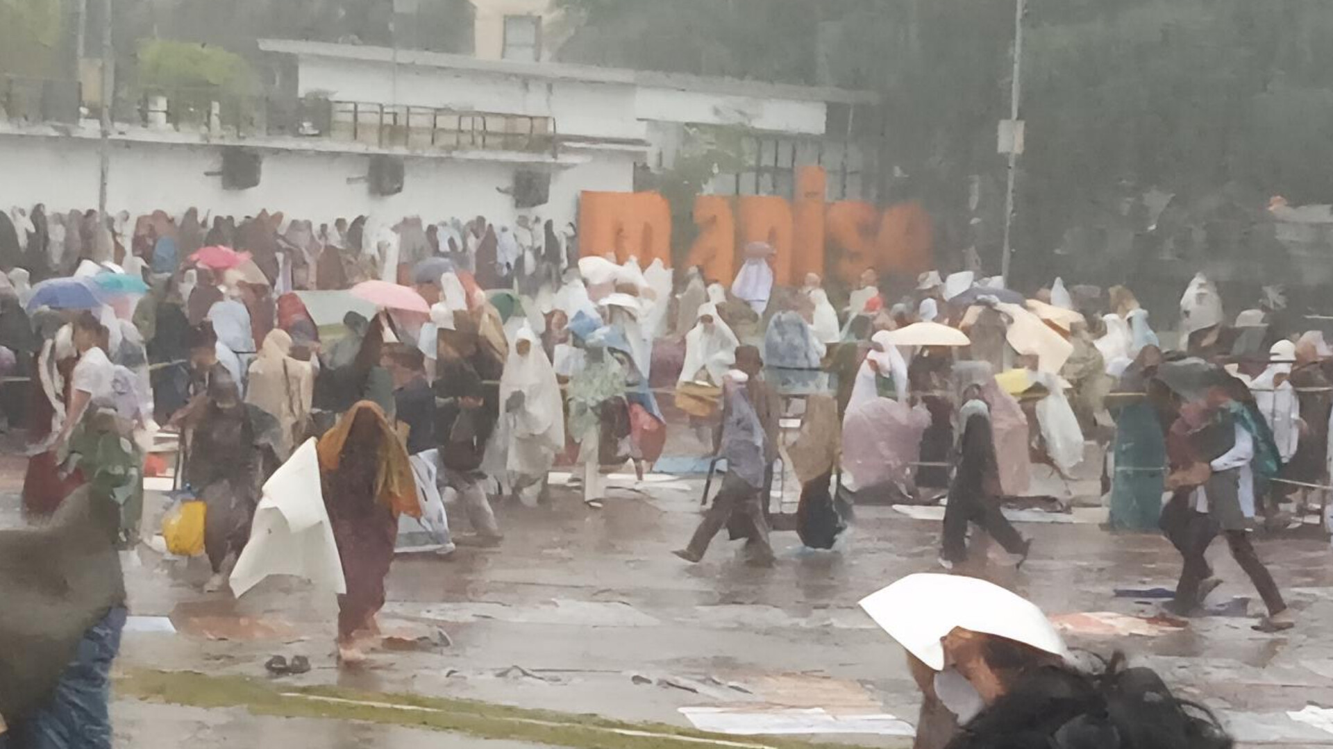Sholat Ied di Bawah Guyuran Hujan Lebat, Jamaah Tetap Khusuk Dengarkan Khotbah   