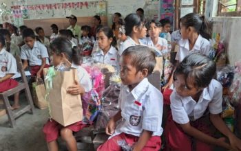 Sukacita  Pelajar SDI Hiliwuku   Saat Bakti Sosial Wakapolda NTT