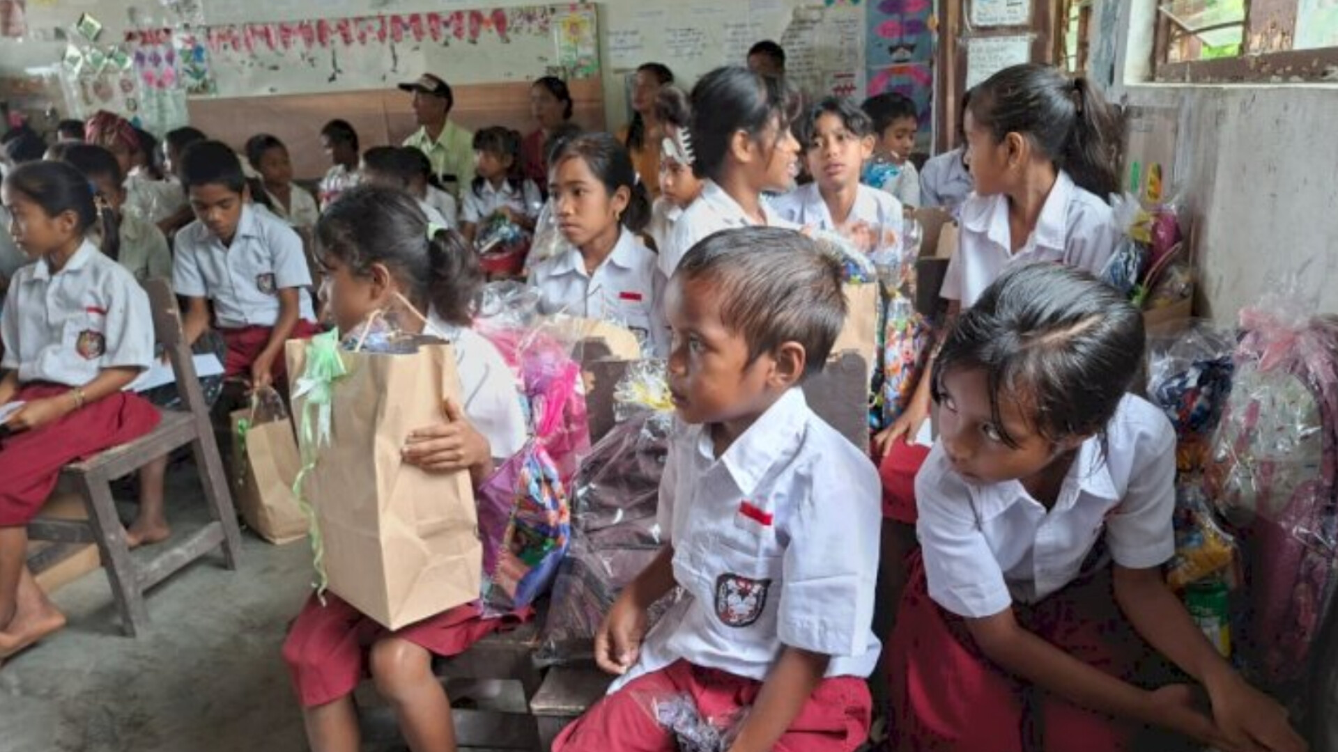 Sukacita  Pelajar SDI Hiliwuku   Saat Bakti Sosial Wakapolda NTT