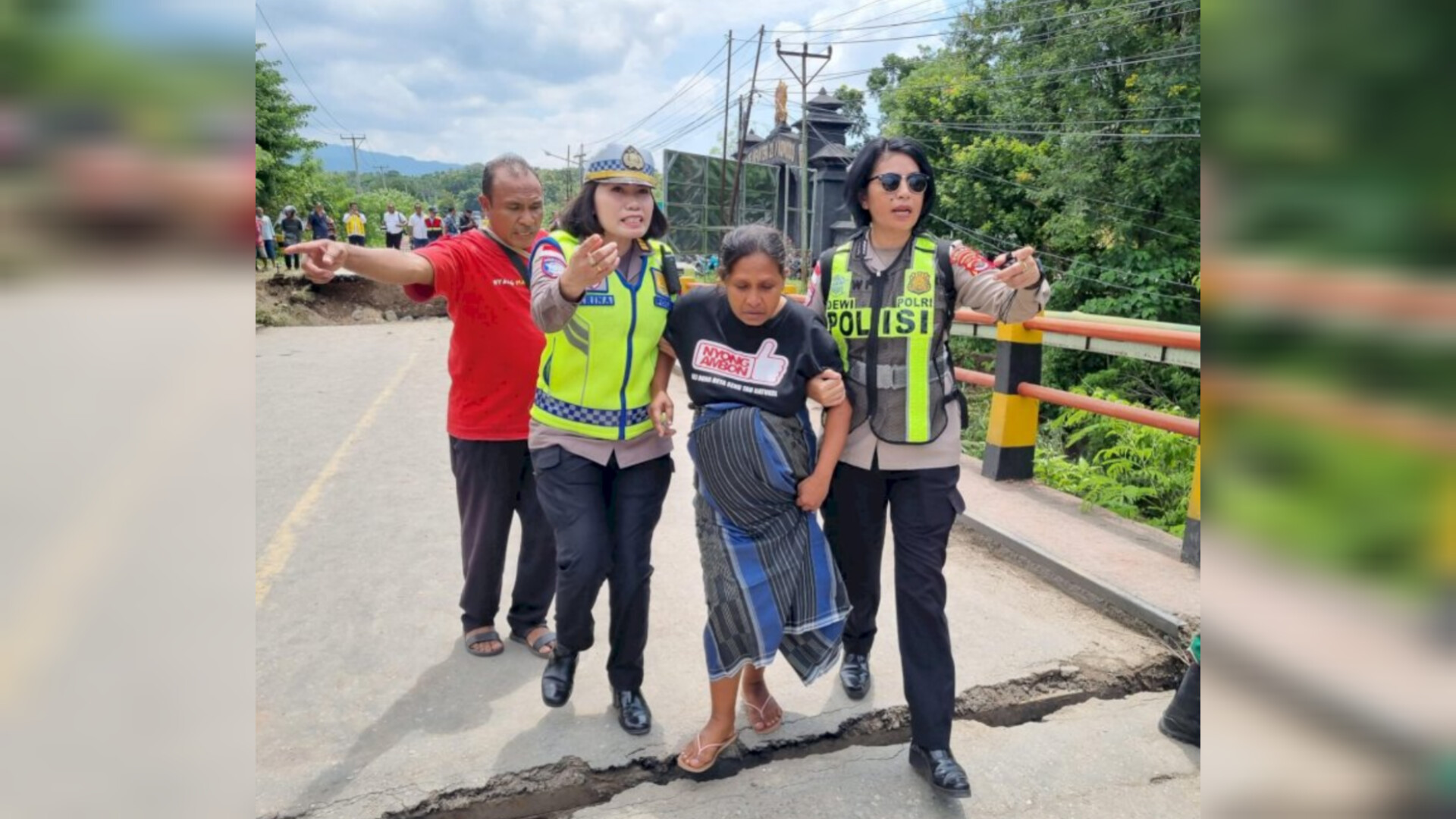Polwan  Polda NTT Selamatkan Ibu Hamil yang Kelelahan Menunggu, Karena Jembatan Amblas