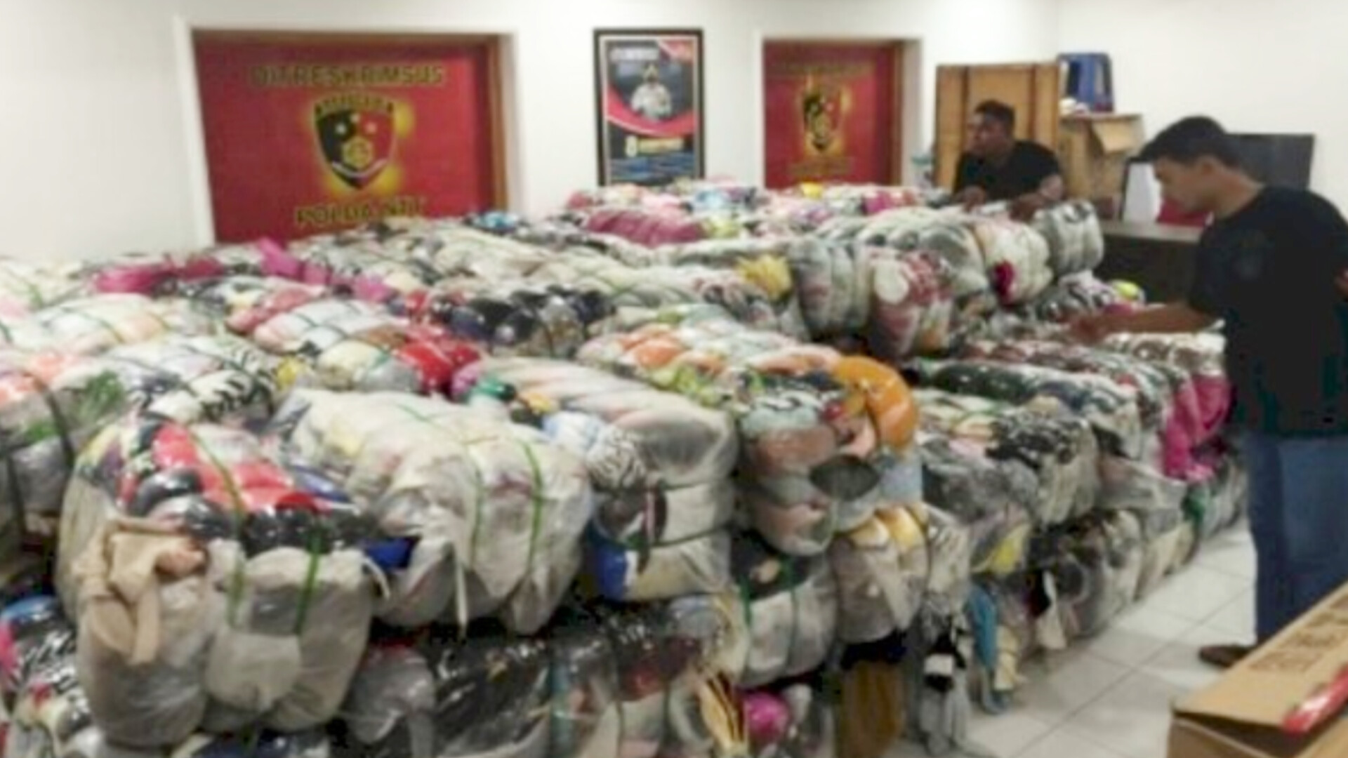 Ditreskrimsus Polda NTT Sita 157 Ballpress Pakaian Bekas Impor, Diduga Milik VBL