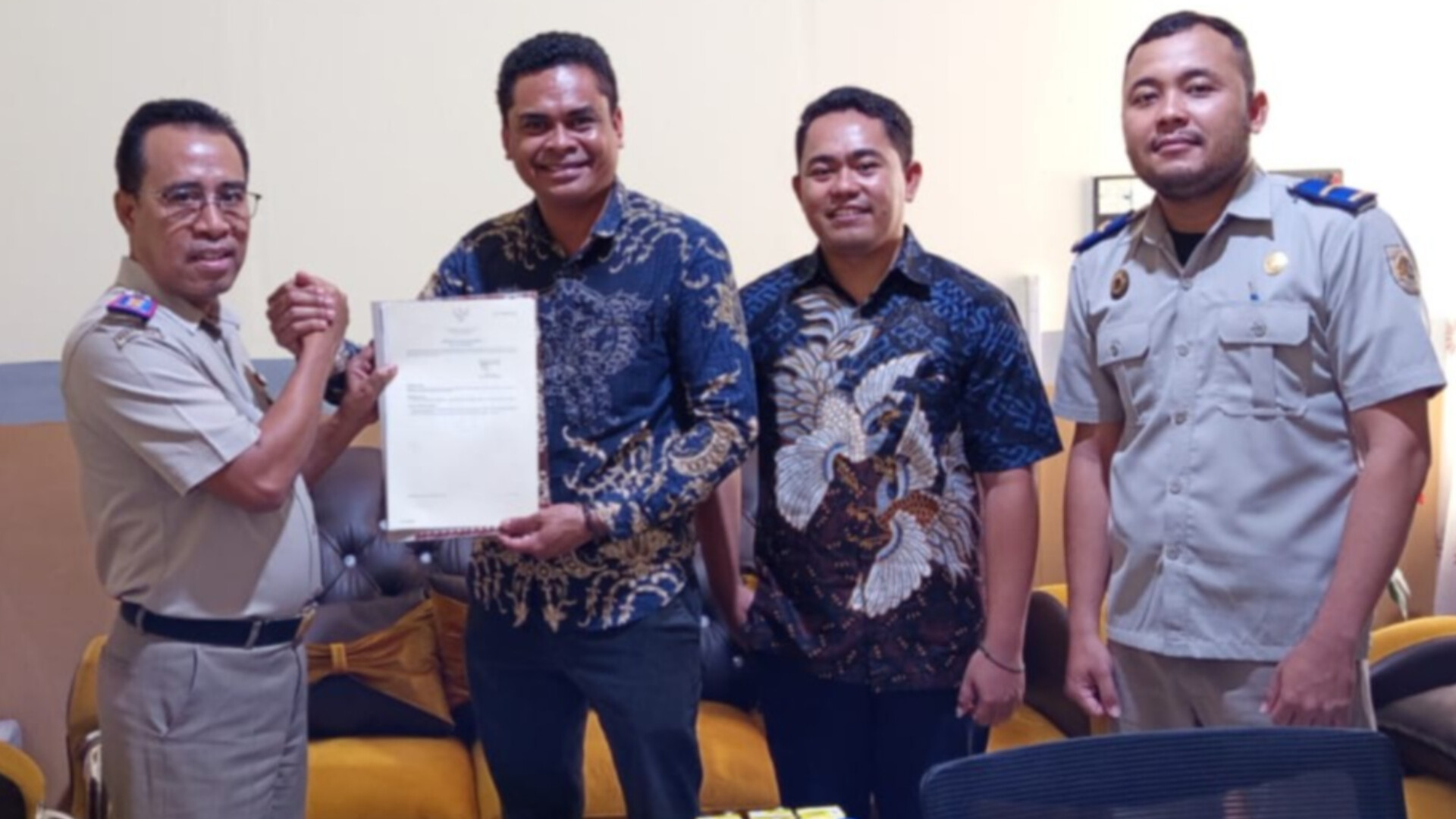 Terima Sertifikat HGB, PLN ULP Sumba Barat Amankan Asetnya