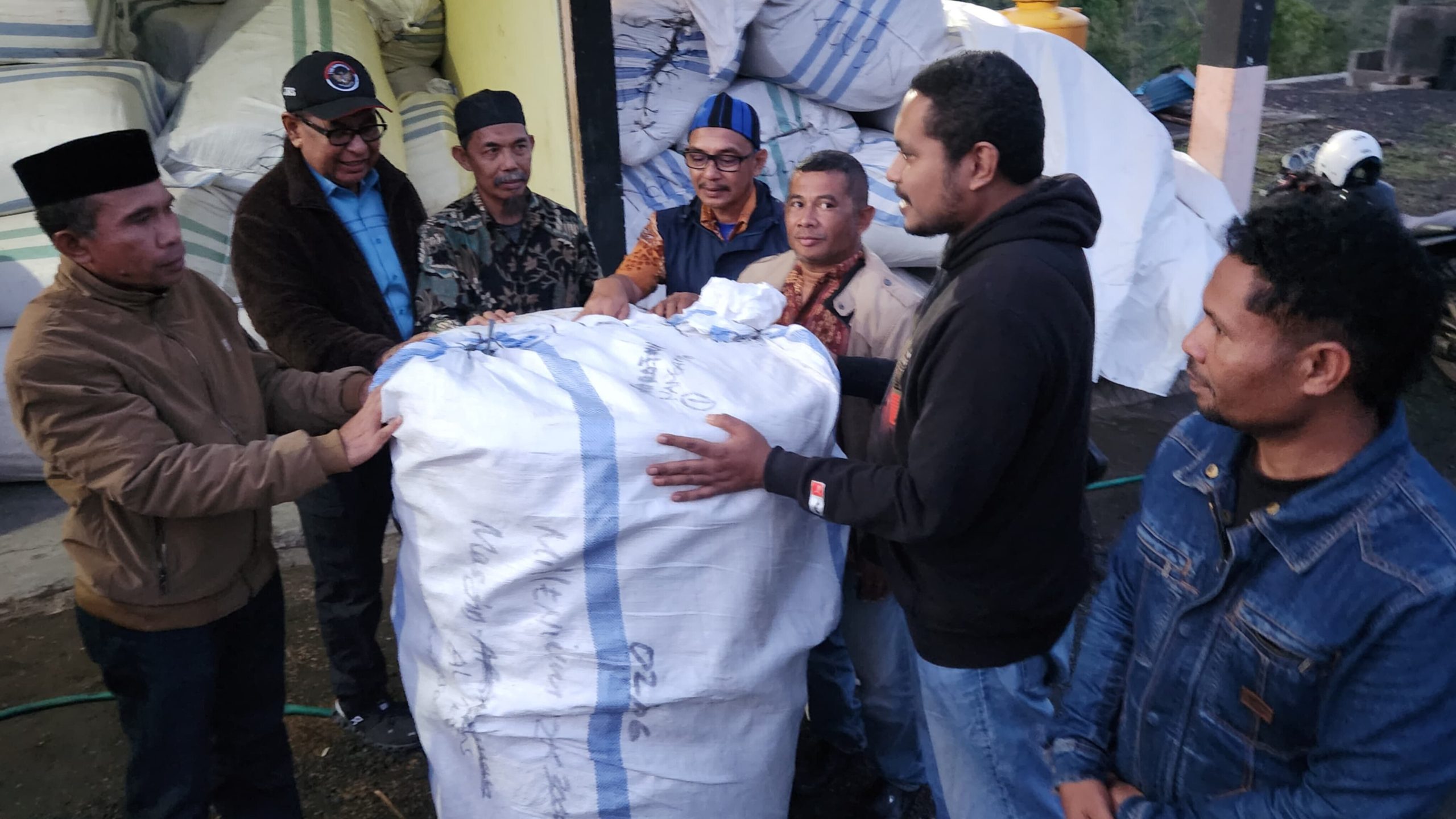 Menyuburkan Toleransi di Tanah Flores, Yosef Nai Soi Sumbang Sajadah Untuk 18 Masjid