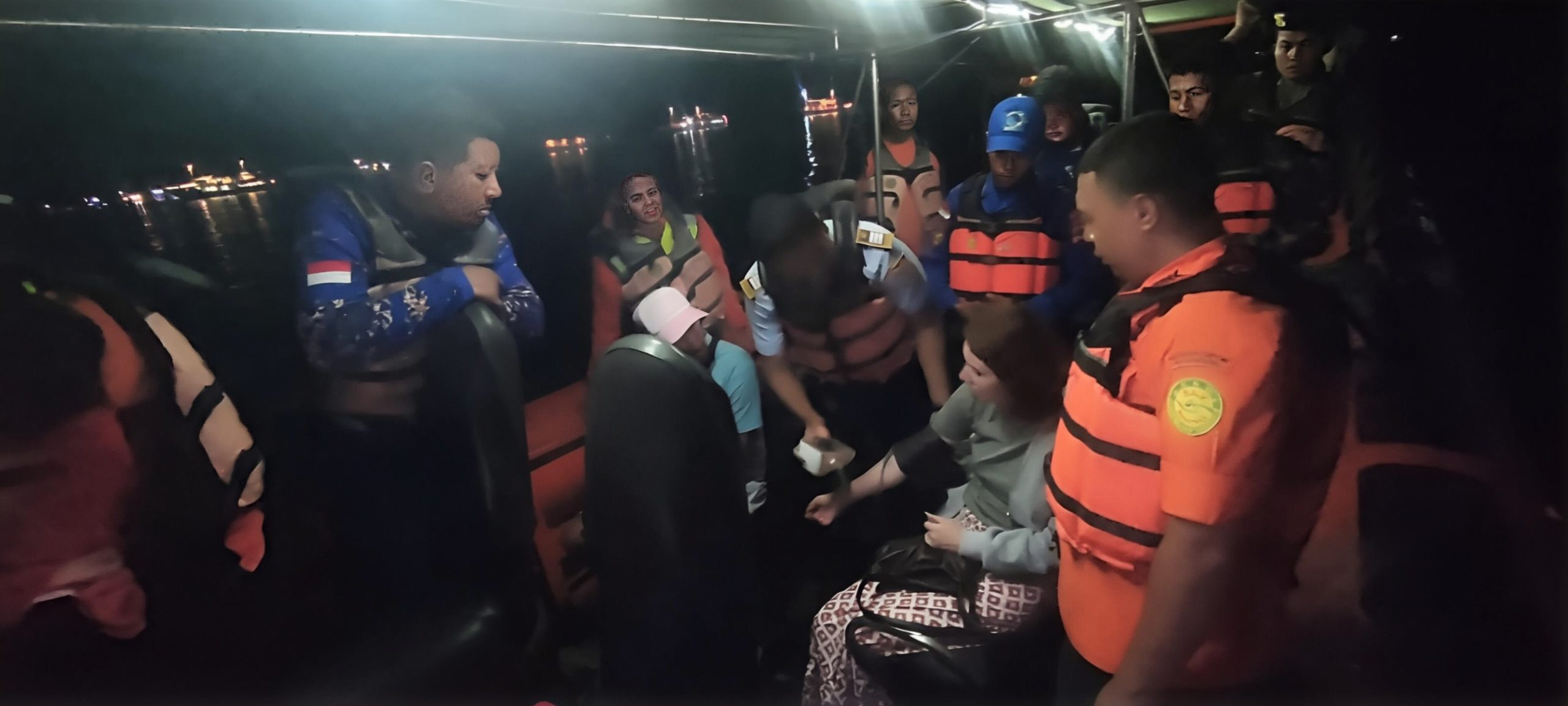 SAR Evakuasi 2 Wisatawan Spanyol dari Kapal Jaya 02, Diduga Keracunan Makanan