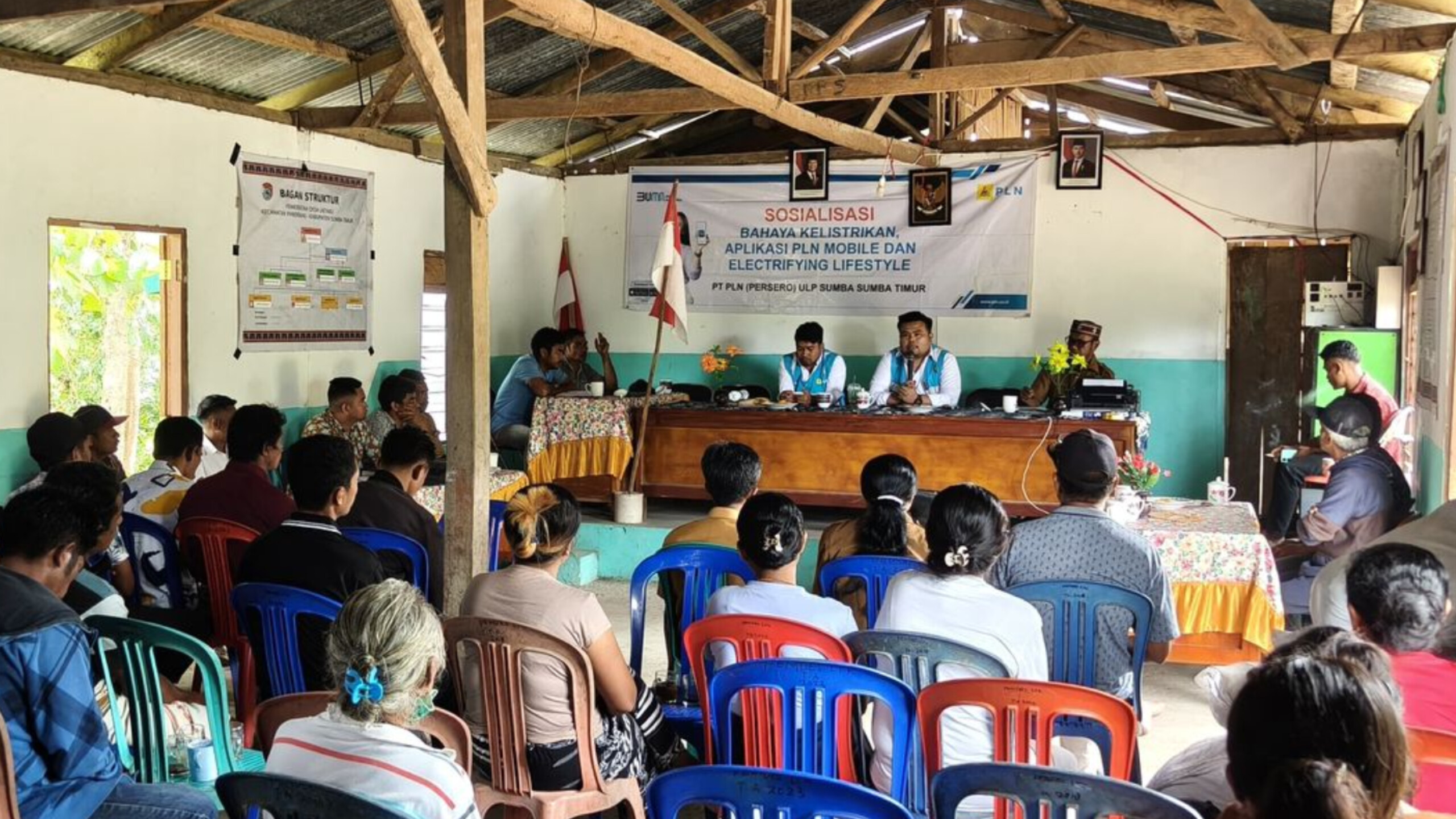 Ajak Warga Desa Laitaku Perangi Calo, PLN Sumba Timur  Sosialisasikan  Aplikasi PLN Mobile