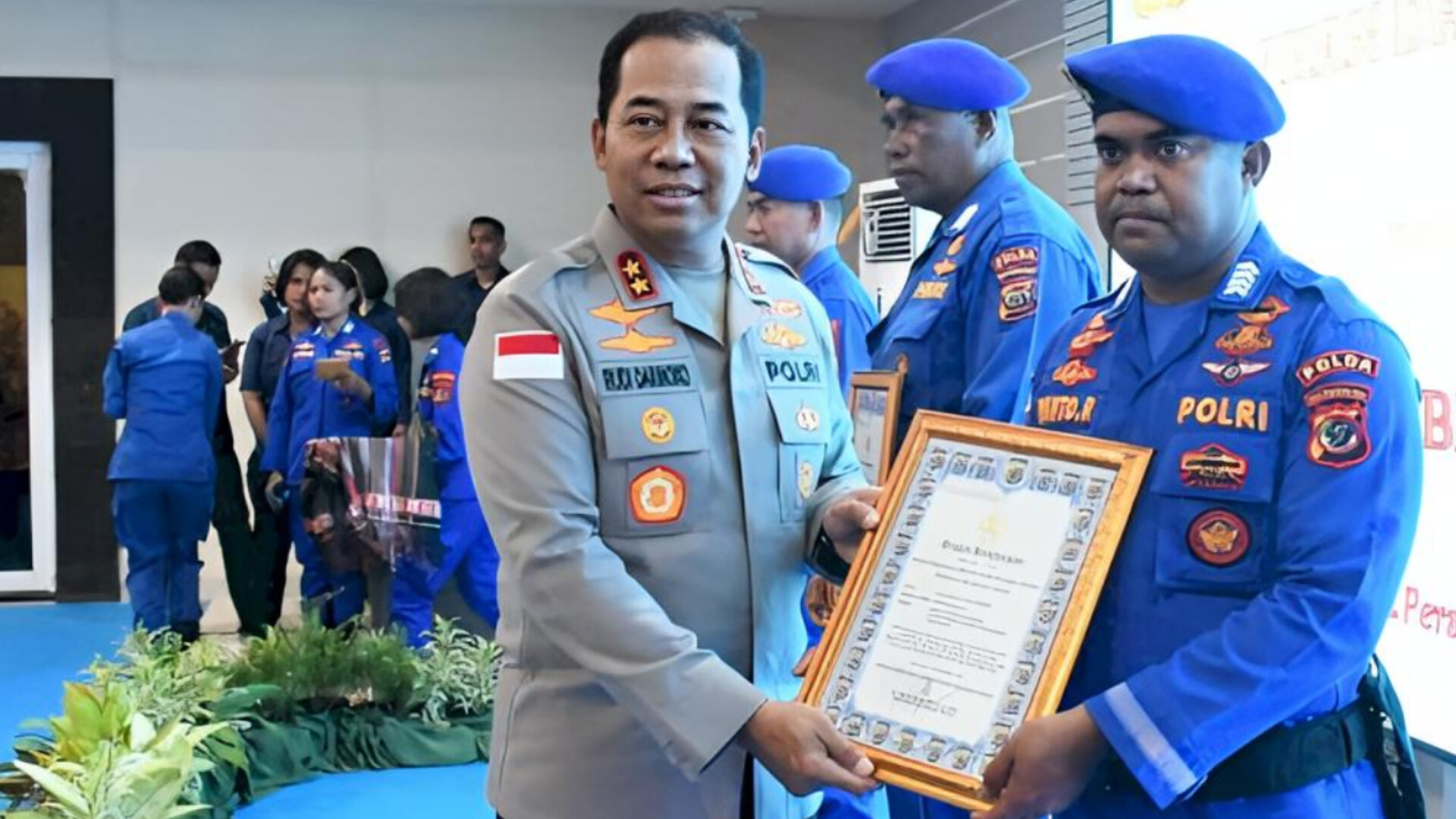 Peduli Masyarakat, 3 Personil Ditpolairud  NTT Terima Penghargaan Kapolda