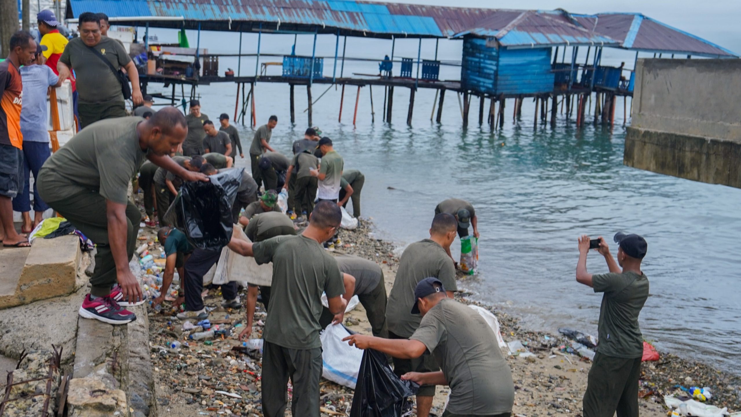 Ratusan Prajurit Kodam XV/Pattimura Bersihkan Kota Ambon, Wujudkan Lingkungan Asri