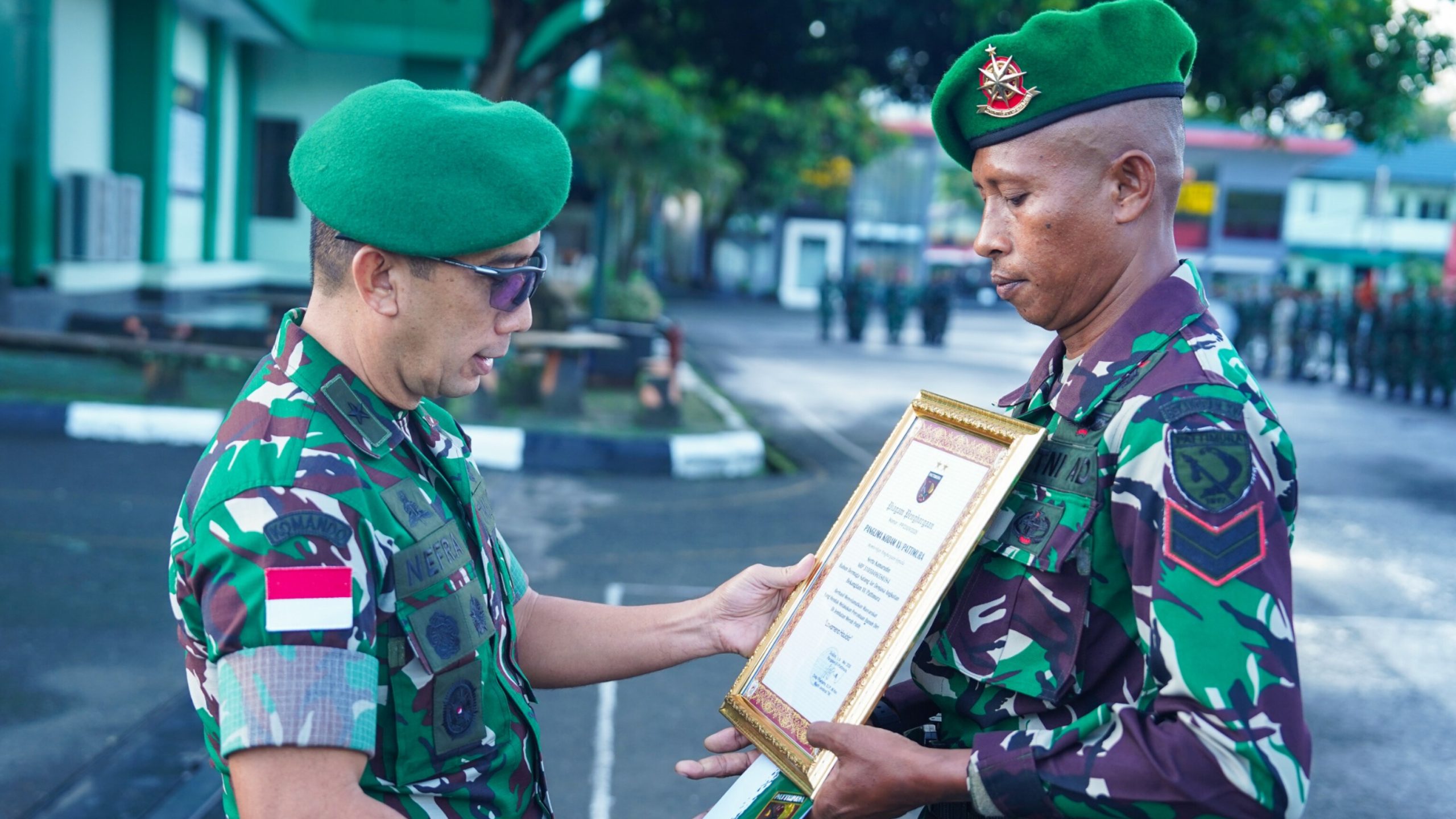 Selamatkan Warga di Jembatan Merah, Sertu Kamarudin Raih Penghargaan Pangdam XV/Pattimura