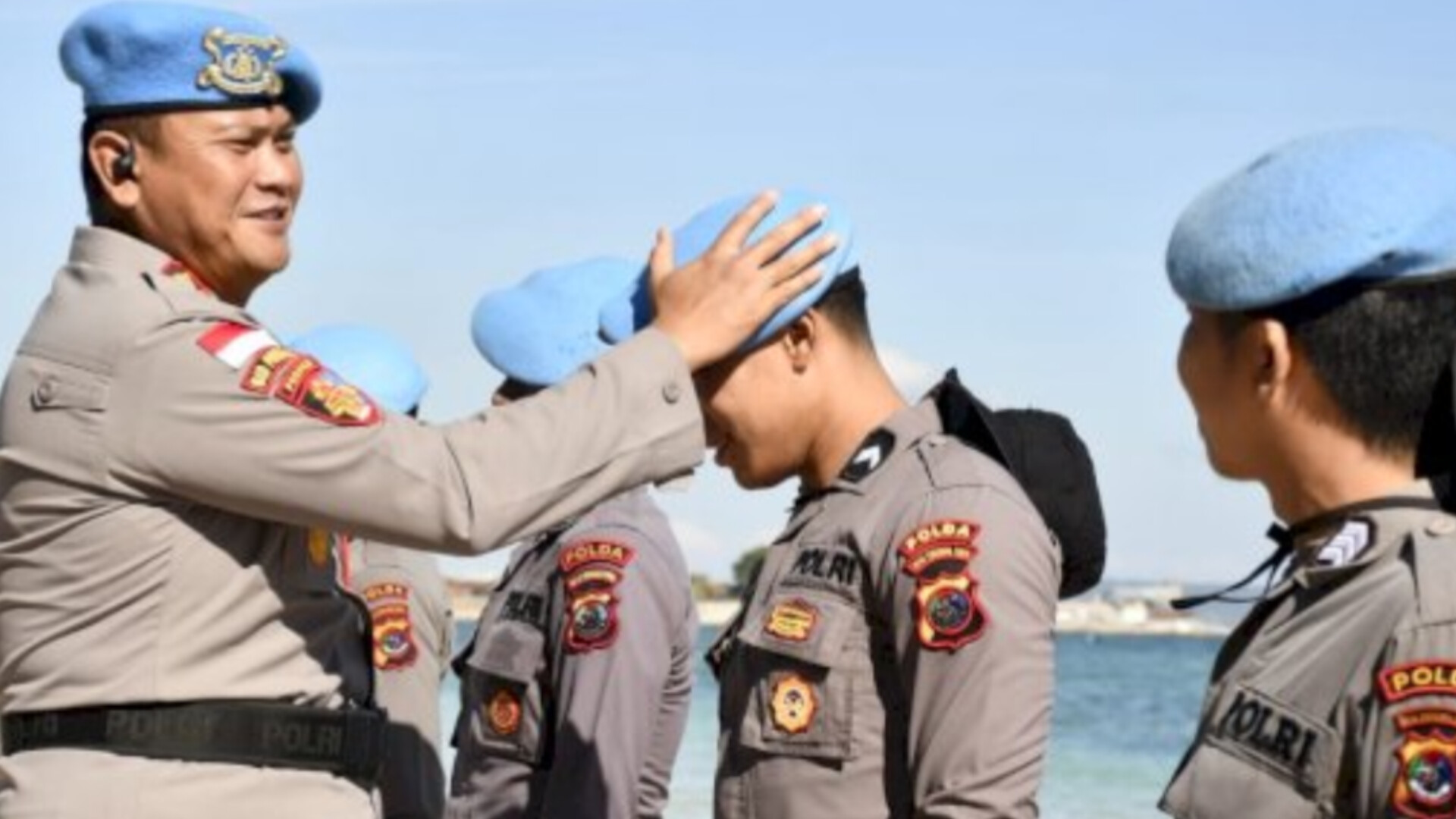 Aksi Bersih Pantai Warnai Pembaretan Anggota Baru Propam Polda NTT